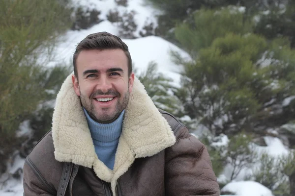 Primo Piano Ritratto Bello Giovane Uomo Caldi Panni Sulla Natura — Foto Stock