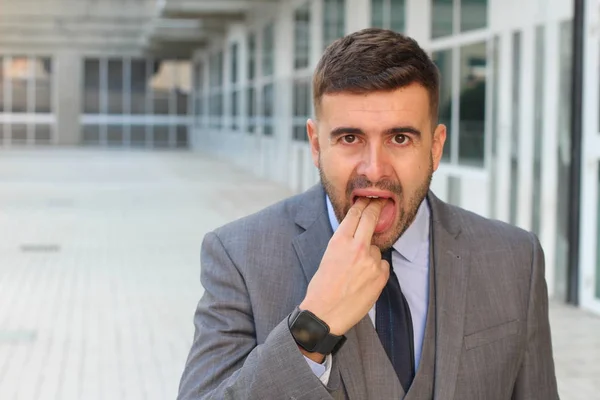 Närbild Porträtt Stilig Ung Affärsman Sätta Två Fingrar Munnen Gatan — Stockfoto