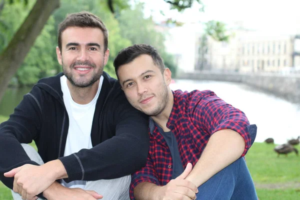 公園のゲイカップルのクローズアップ肖像画 — ストック写真