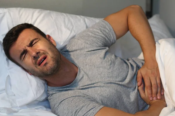 Potret Close Pemuda Tampan Dengan Sakit Perut Tempat Tidur — Stok Foto