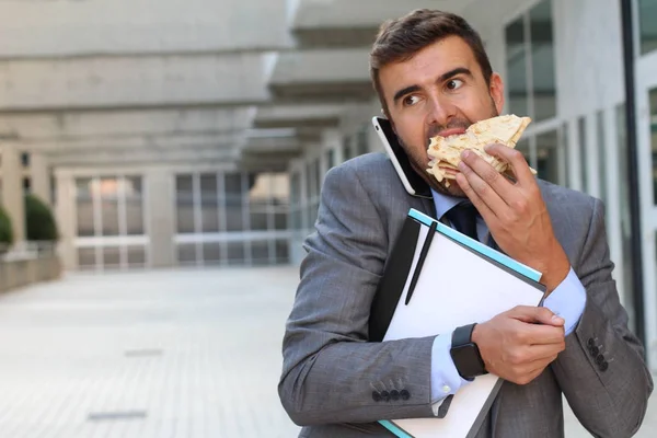 Empresario Caminando Comiendo Mismo Tiempo —  Fotos de Stock