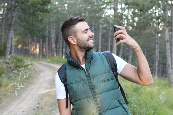Primer Plano Retrato Joven Guapo Tomando Selfie Con Teléfono Inteligente — Foto de Stock