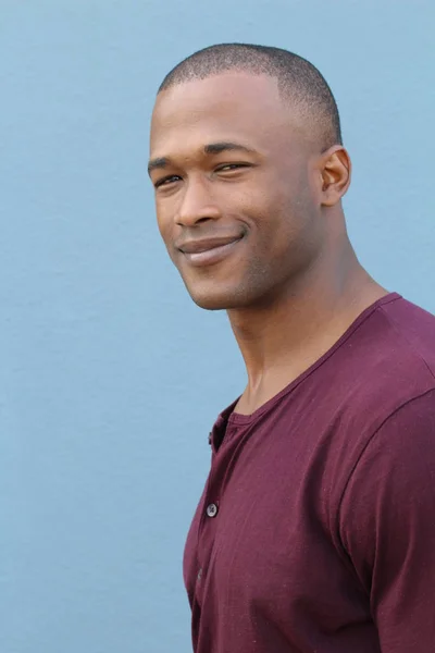 Primer Plano Retrato Guapo Joven Afroamericano Frente Pared Azul — Foto de Stock