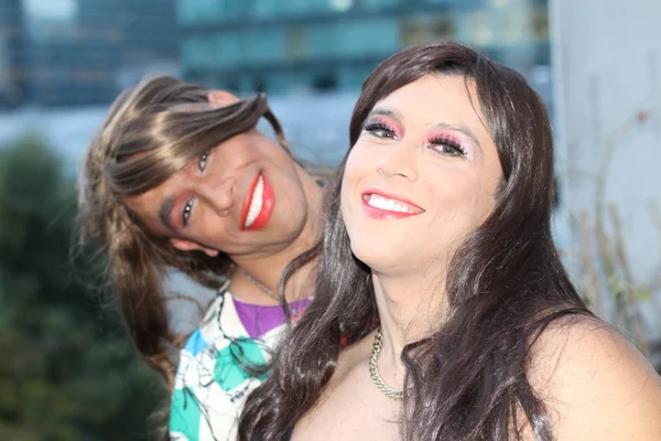 Ritratto Donne Transgender Amiche Sulla Strada Della Città Serata — Foto Stock