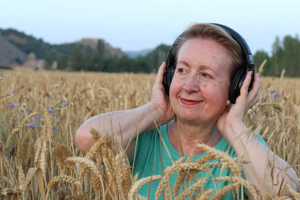 Όμορφη Φυσική Ώριμη Γυναίκα Ακουστικά Εξωτερικά Απολαμβάνοντας Μουσική Copy Space — Φωτογραφία Αρχείου