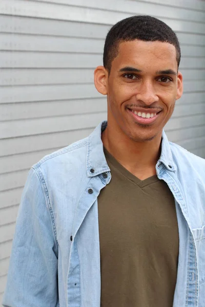 Zblízka Portrét Pohledný Mladý Africký Američan Muž Ležérní Oblečení Ulici — Stock fotografie