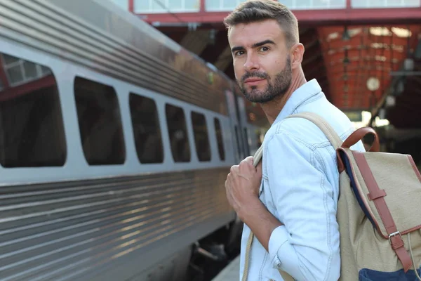 電車の駅でカジュアルな服を着たハンサムな若者の肖像画 — ストック写真