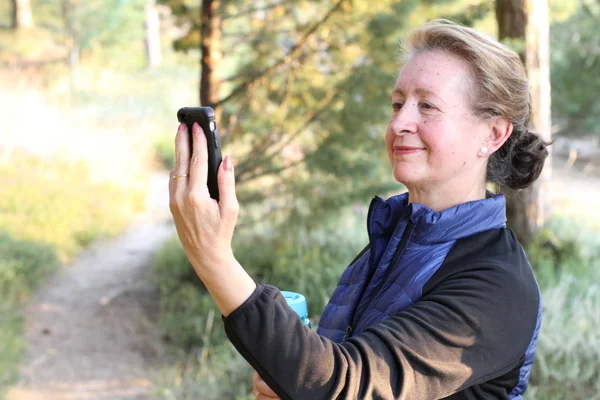 Dojrzały Turysta Rozmawiający Przez Telefon Komórkowy Patrzący Most Lesie — Zdjęcie stockowe