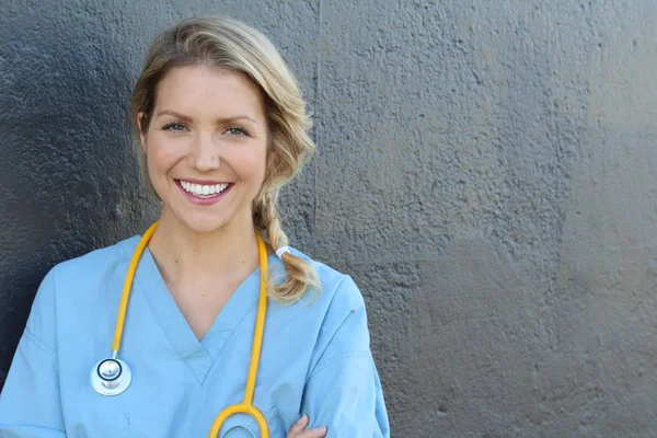 Profesionales Médicos Enfermera Sonriendo Mientras Trabaja Hospital Joven Hermosa Rubia — Foto de Stock