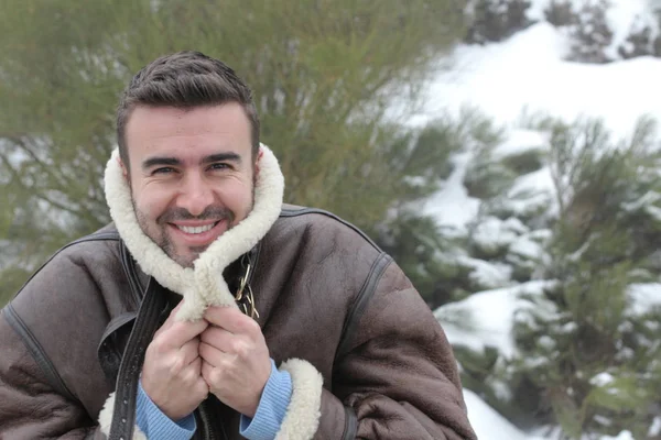 Primo Piano Ritratto Bello Giovane Uomo Caldi Panni Sulla Natura — Foto Stock