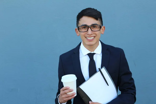 Közeli Kép Egy Jóképű Fiatal Üzletemberről Öltönyben Kék Fal Előtt — Stock Fotó