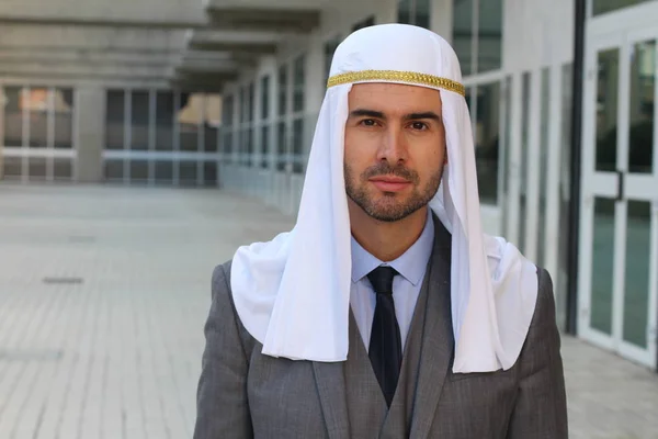 Portret Przystojnego Młodego Biznesmena Arabskiej Serwetce Ulicy — Zdjęcie stockowe