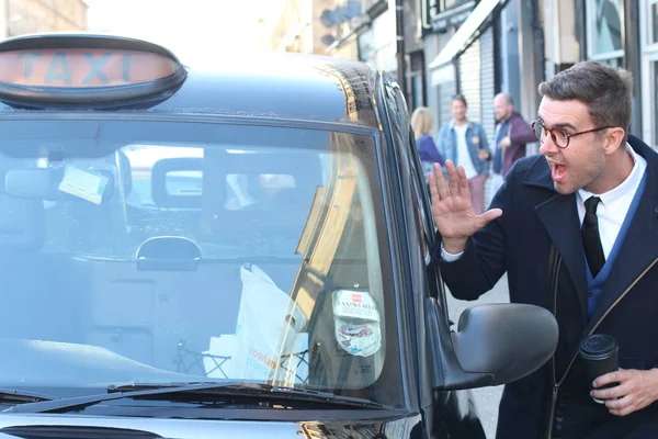 Sokakta taksiye binen yakışıklı genç adamın yakın plan portresi.