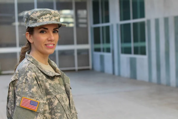 Militar Mujer Sonriendo Con Espacio Copia —  Fotos de Stock