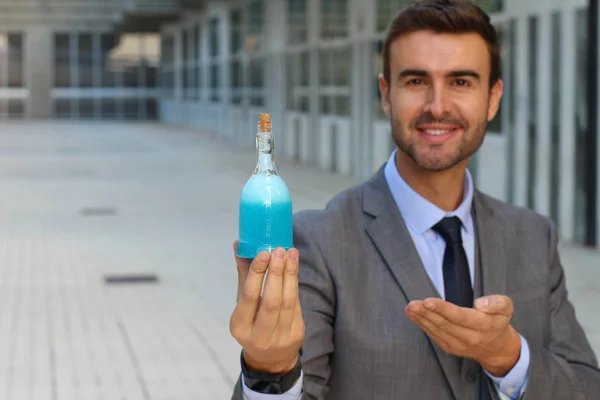 Närbild Porträtt Stilig Ung Affärsman Som Håller Flaska Blå Dryck — Stockfoto