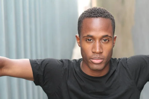 Retrato Cerca Del Joven Afroamericano Guapo Camiseta Negra Calle — Foto de Stock