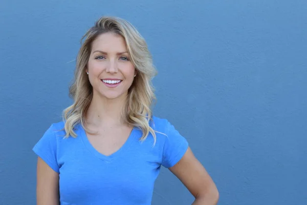 Retrato Cerca Hermosa Chica Rubia Sonriendo Sobre Fondo Azul — Foto de Stock