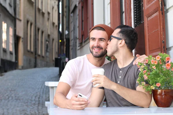Couple Heureux Souriant Pendant Date Dans Café Plein Air — Photo