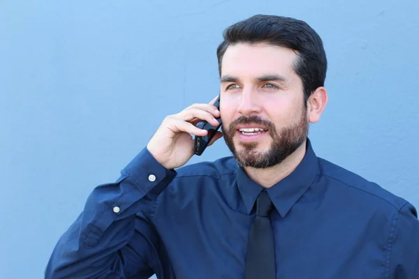 Boldog Üzletember Beszél Telefonon Keresztül Kék Stúdió Háttér — Stock Fotó