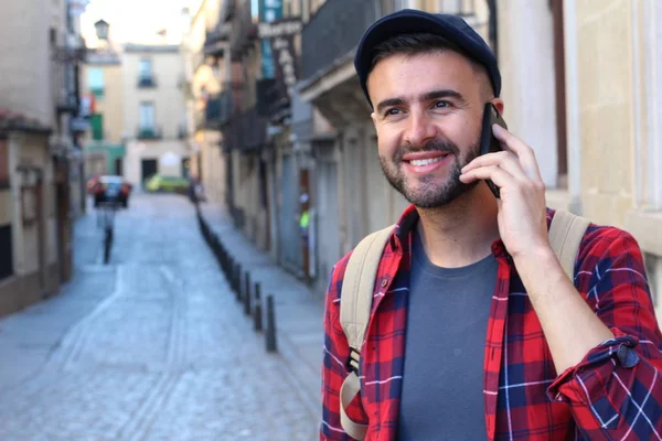 Közeli Kép Jóképű Fiatalember Hátizsákkal Beszél Telefonon Régi Város Utcájában — Stock Fotó