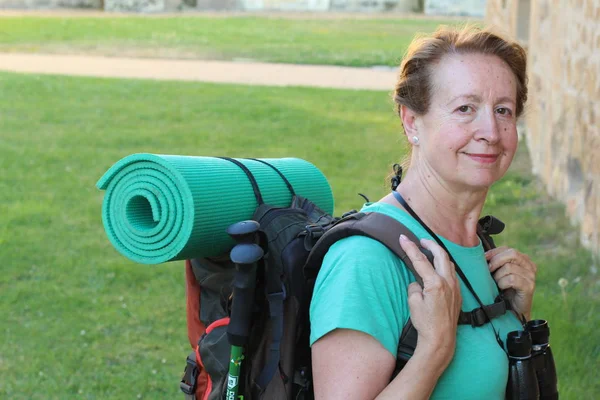 Mochileiro Mulher Sênior Com Mochila Caminhadas Acessórios Aventura — Fotografia de Stock