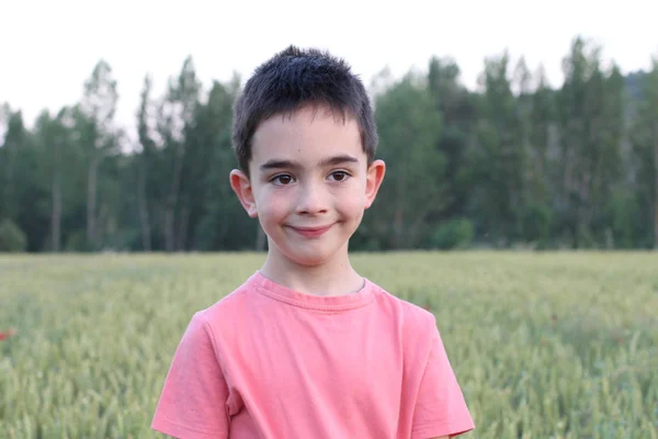 Close Portret Van Schattig Kind Jongen Rood Shirt — Stockfoto