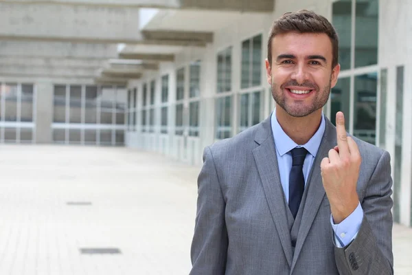 Humoristisk Affärsman Som Visar Ett Långfinger — Stockfoto