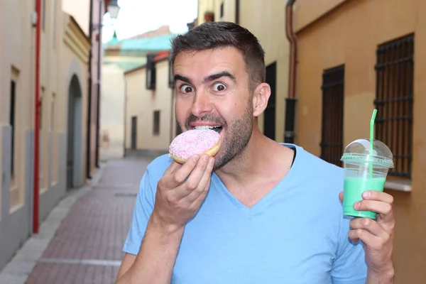 Man Eet Een Donut Drinkt Een Milkshake Buiten — Stockfoto