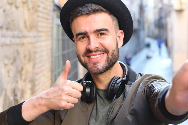 Κοντινό Πορτραίτο Ενός Όμορφου Νεαρού Ακουστικά Που Βγάζει Selfie Στην — Φωτογραφία Αρχείου