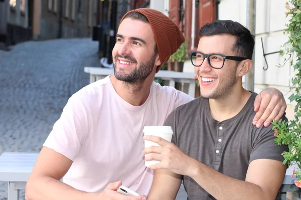 Gelukkige Paar Glimlachen Tijdens Date Een Outdoor Cafe — Stockfoto