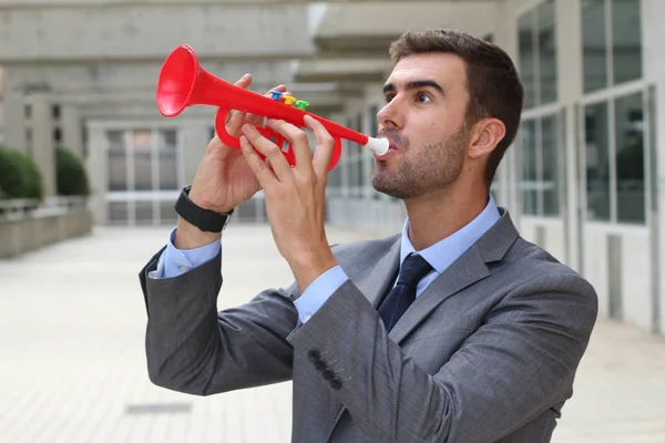 プラスチックトランペットを吹く騒々しいビジネスマン — ストック写真