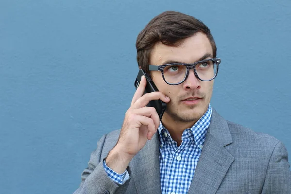 Close Retrato Belo Jovem Empresário Falando Por Telefone Frente Parede — Fotografia de Stock