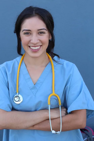 Morena Espanhola Médico Mulher Com Estetoscópio Sobre Fundo Azul — Fotografia de Stock