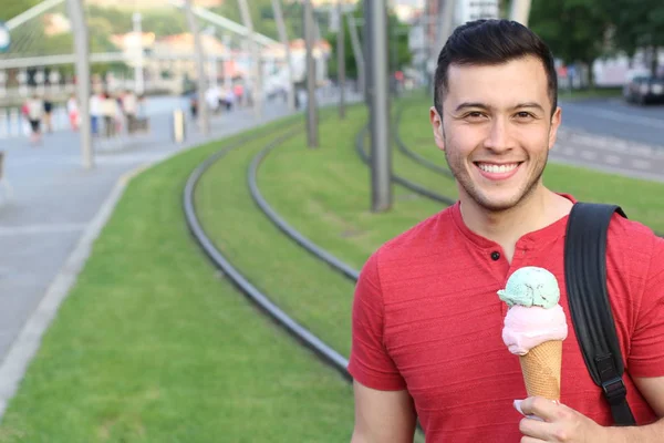 路上でアイスクリームを持つカジュアルな服のハンサムな若い男のクローズアップ肖像画 — ストック写真