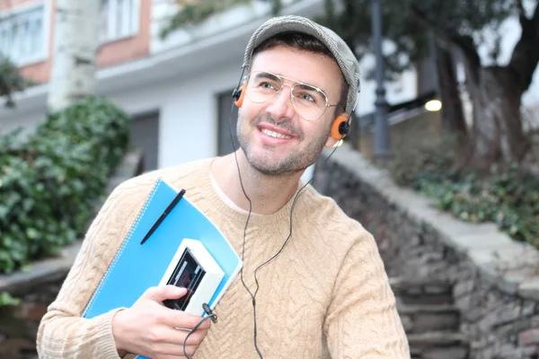 Close Retrato Belo Jovem Roupas Casuais Ouvir Música Com Fones — Fotografia de Stock