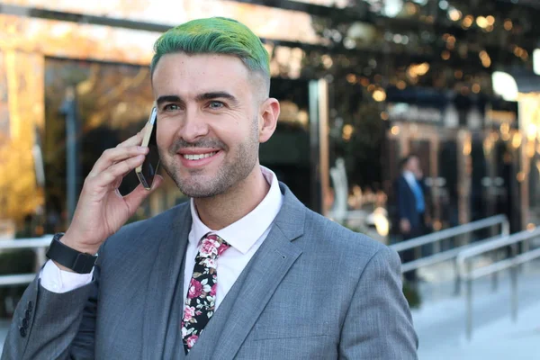 Homem Bonito Elegante Com Cabelo Verde Usando Telefone Espaço Escritório — Fotografia de Stock