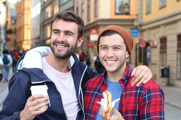 Mooi Homoseksueel Koppel Wandelen Door Straten Van Stad — Stockfoto