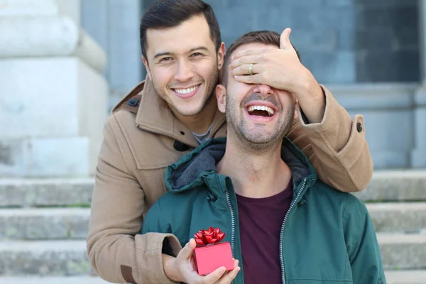 Sevecen, aynı cinsiyetten çiftler