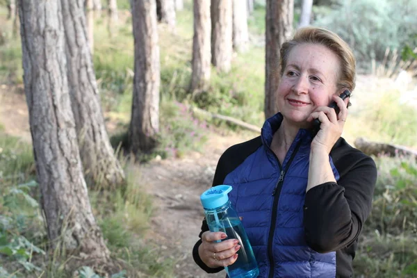 Volwassen Wandelaar Praten Mobiele Telefoon Kijken Naar Weg Brug Het — Stockfoto