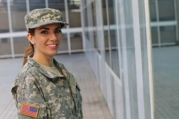 Militar Mujer Sonriendo Con Espacio Copia —  Fotos de Stock