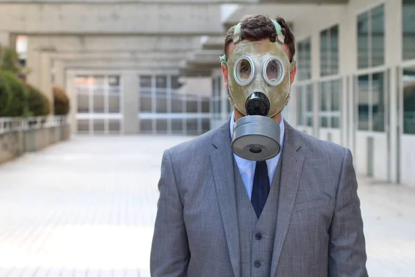 路上のガスマスクのハンサムな若いビジネスマンのクローズアップ肖像画 — ストック写真