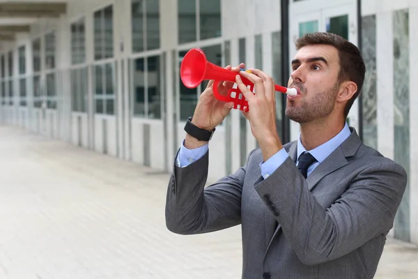 Zajos Üzletember Játszik Egy Műanyag Trombita — Stock Fotó