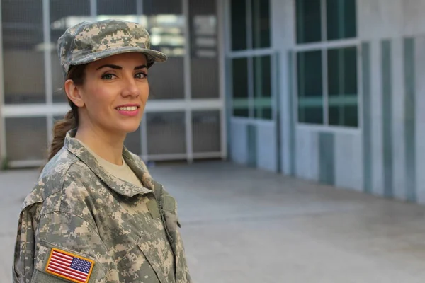 Militar Mujer Sonriendo Con Espacio Copia —  Fotos de Stock