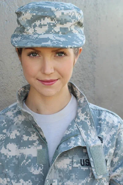 Vacker Ung Kvinna Militär Kostym Grå Bakgrund — Stockfoto
