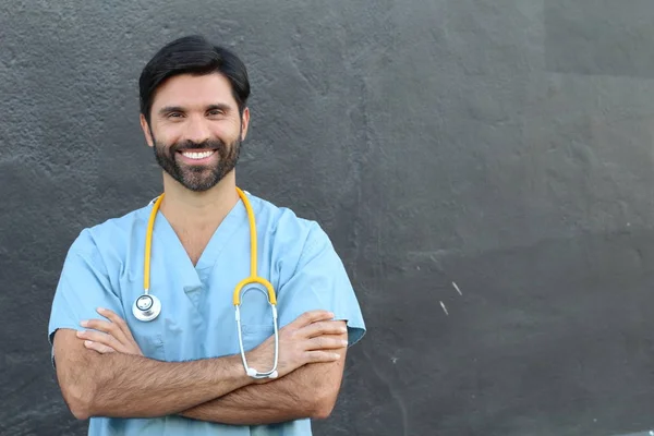 Retrato Médico Sorridente Com Estetoscópio Sobre Fundo Parede Cinza — Fotografia de Stock