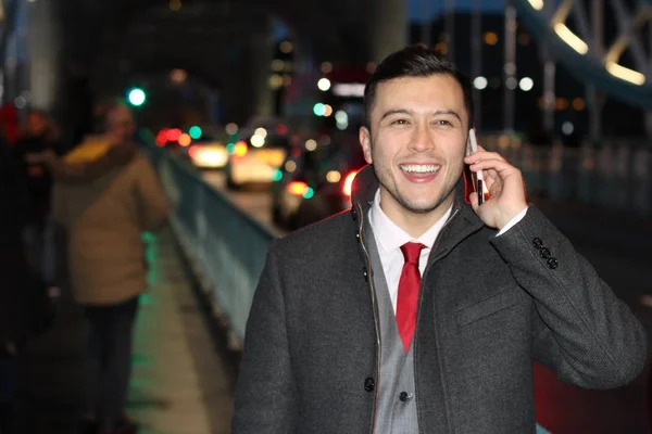 ロンドンの路上で電話で話すハンサムな若いビジネスマンのクローズアップ肖像画 — ストック写真