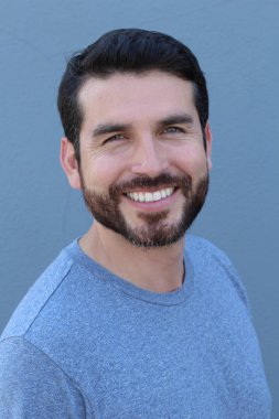 Yakışıklı esmer, sakallı adam, yakın plan kadın doktoru.