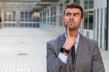 Düşüncelere dalmış iş adamı Kopya Alanı 'nı kapat