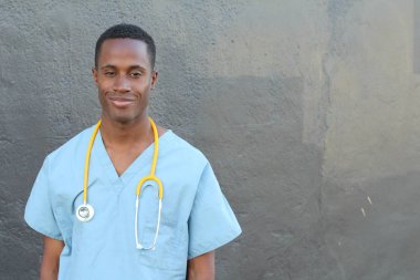 Gri Duvar 'ın önündeki yakışıklı Afrikalı Amerikalı doktorun yakın plan portresi.