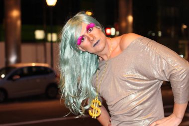 Şehirde gece vakti transseksüel kadın portresi